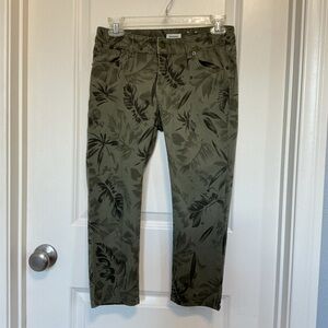 NWOT Westport Green Plant Print Cropped Pants Size 2P Petite Tropical Stretch